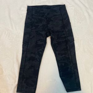 Lululemon Camo 21’ pockets on both sides zipper in the back Size 8